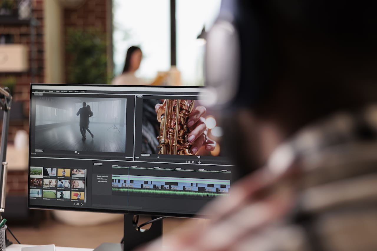 Jeune homme réalisant un montage vidéo à l'aide d'un logiciel professionnel