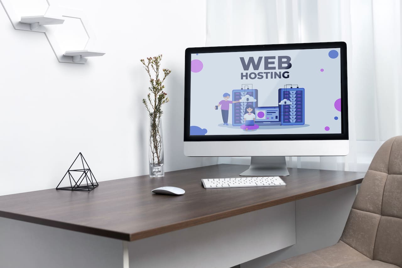 Concept d'hébergement de site web illustré sur un ordinateur moderne