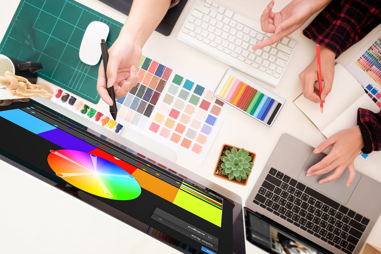 Graphistes collaborant sur une idée créative pour un projet