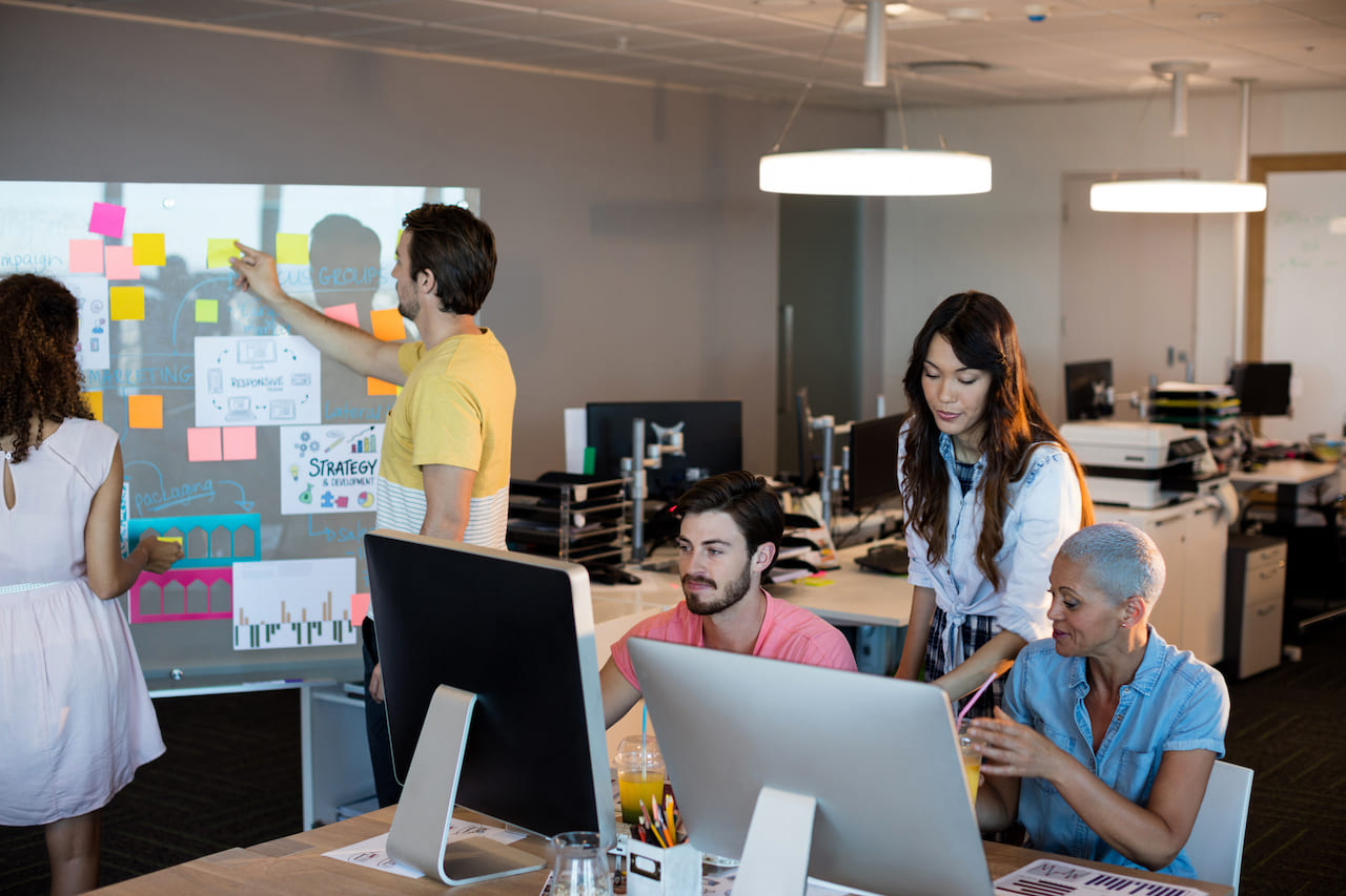 Équipe d'une entreprise créative collaborant ensemble au bureau