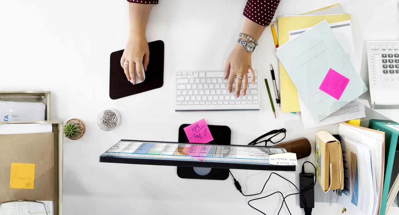 Femme organisant et planifiant le travail au sein d'une agence web