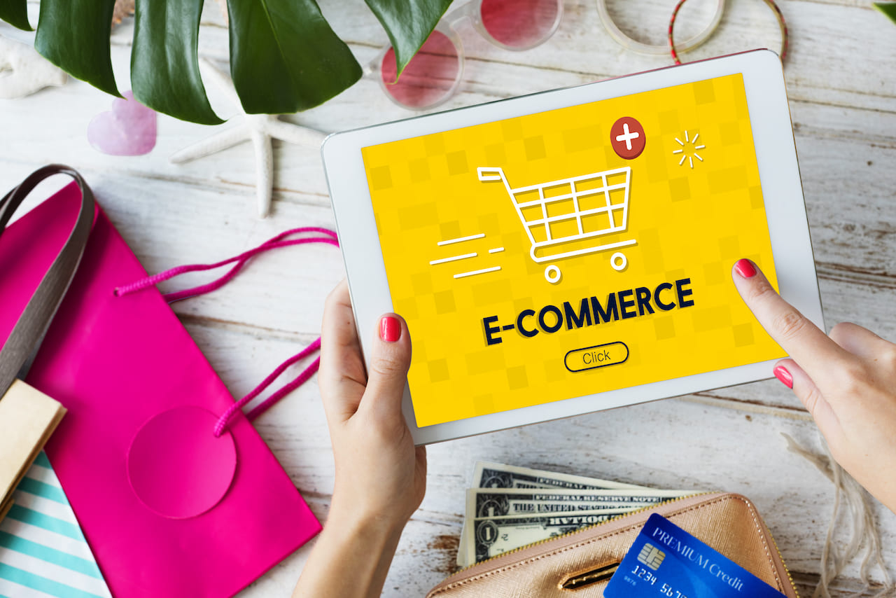 Graphisme représentant un chariot d'achat sur une tablette électronique