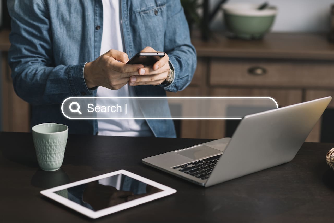 Page d'accueil d'un site web avec une barre de recherche centrée