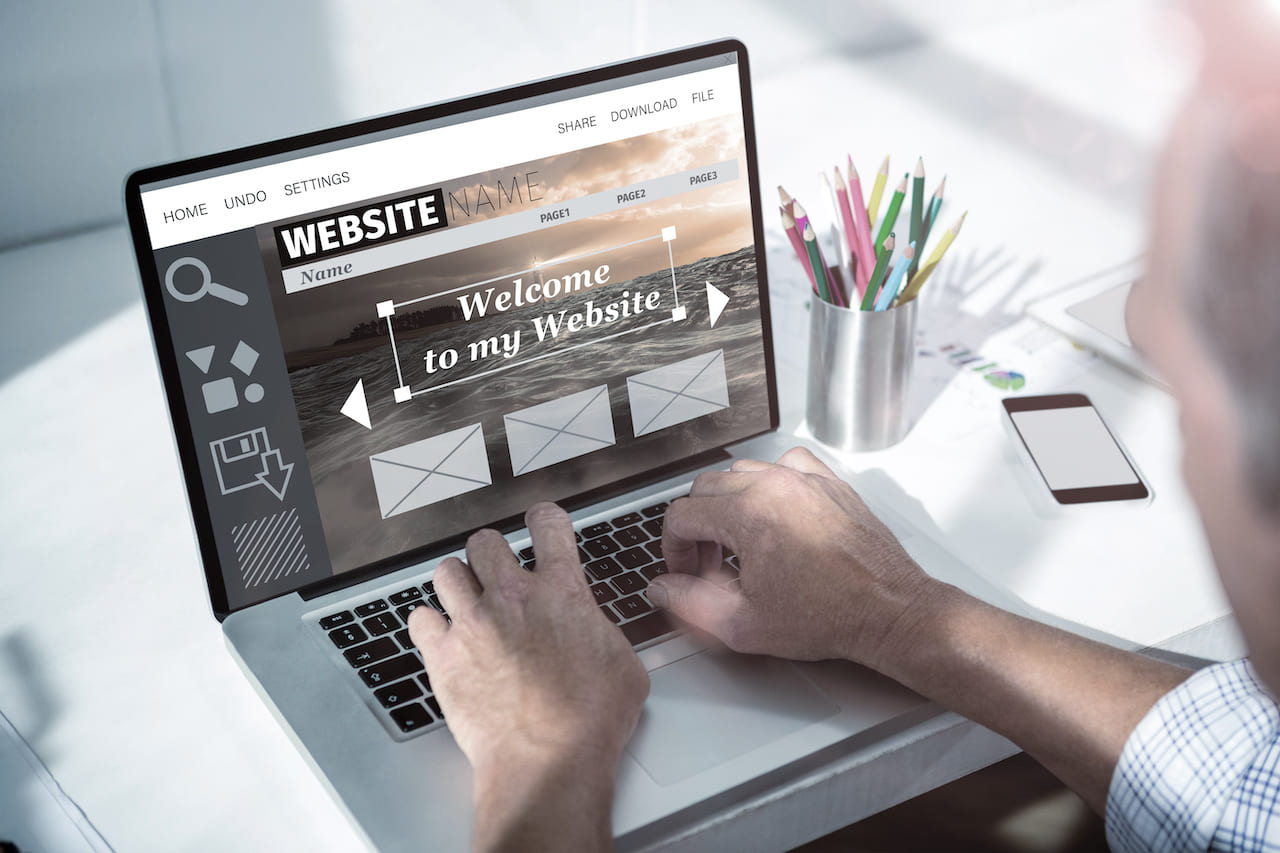 Homme créant un site web à l'aide d'un constructeur de page