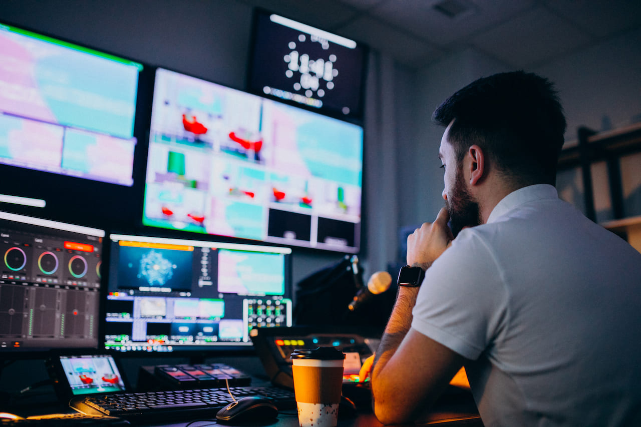 Homme en plein enregistrement dans un studio de production musicale