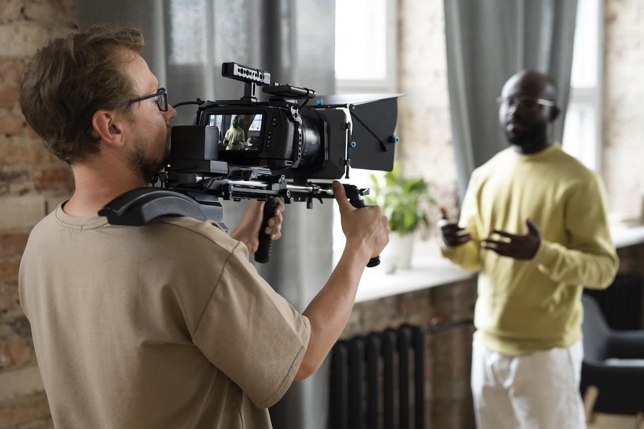 Homme utilisant une caméra professionnelle pour filmer