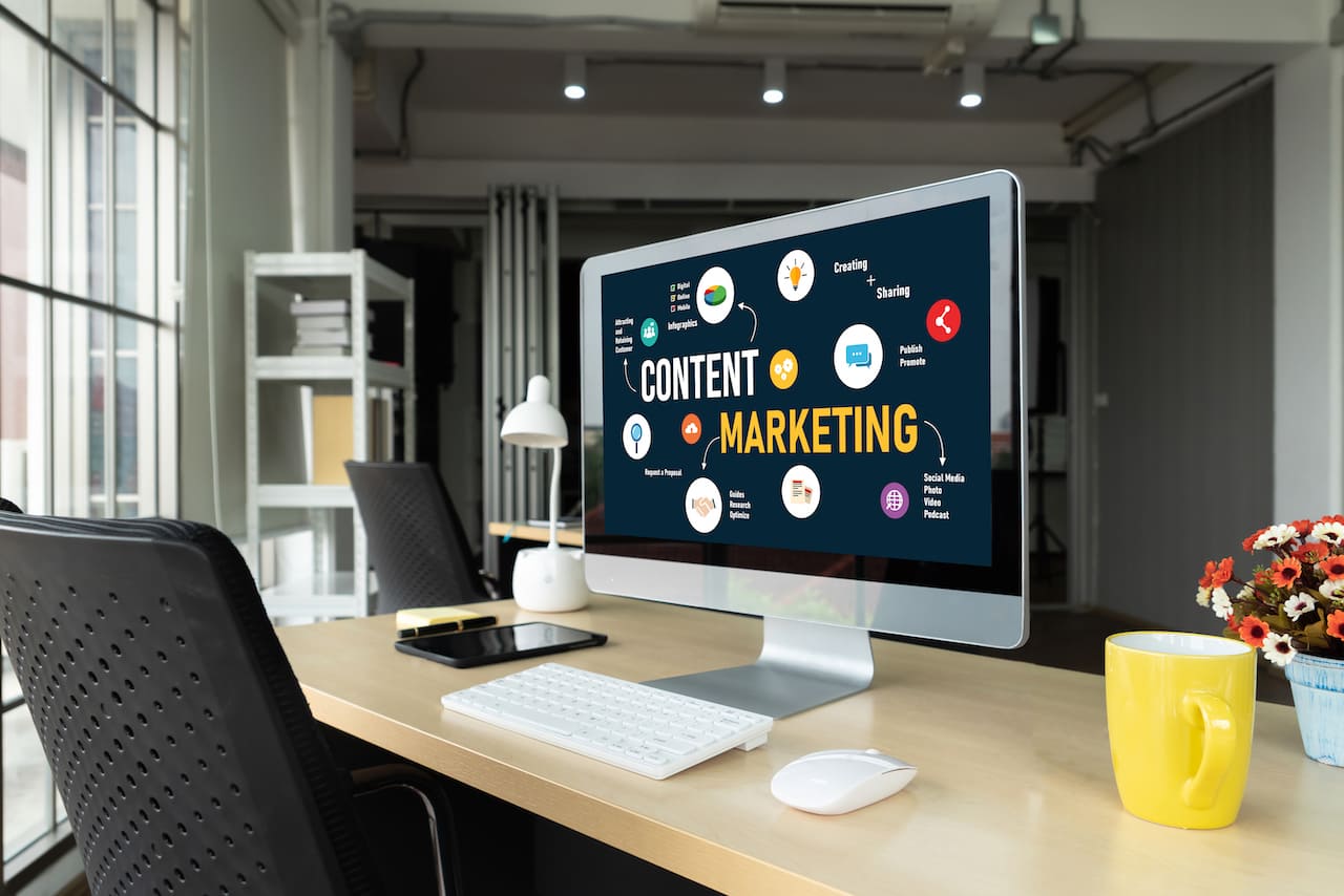 Open space moderne avec ordinateur affichant une illustration de marketing