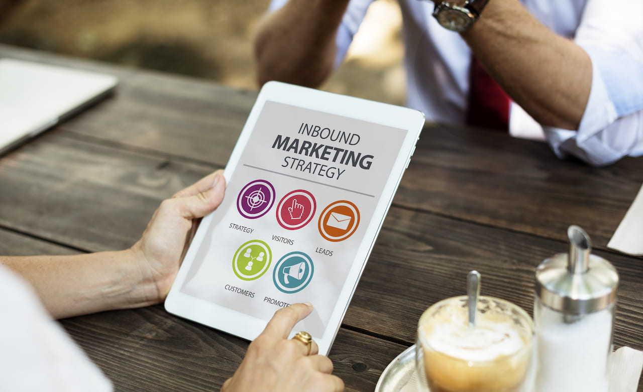 Deux professionnels discutant de stratégie marketing lors d'une réunion