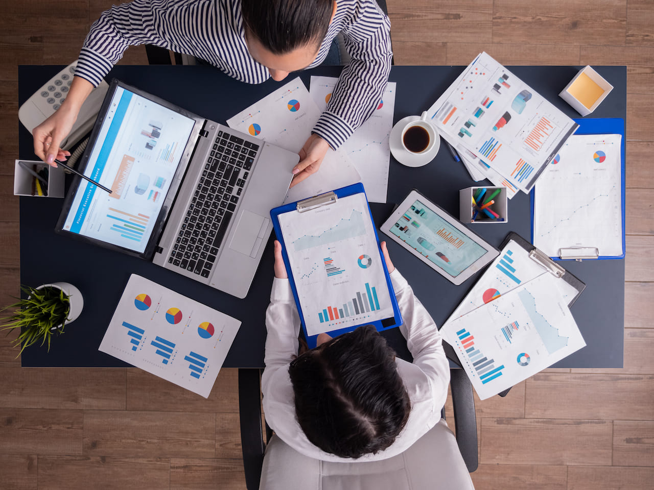 Équipe analysant des statistiques et résultats d'une campagne marketing